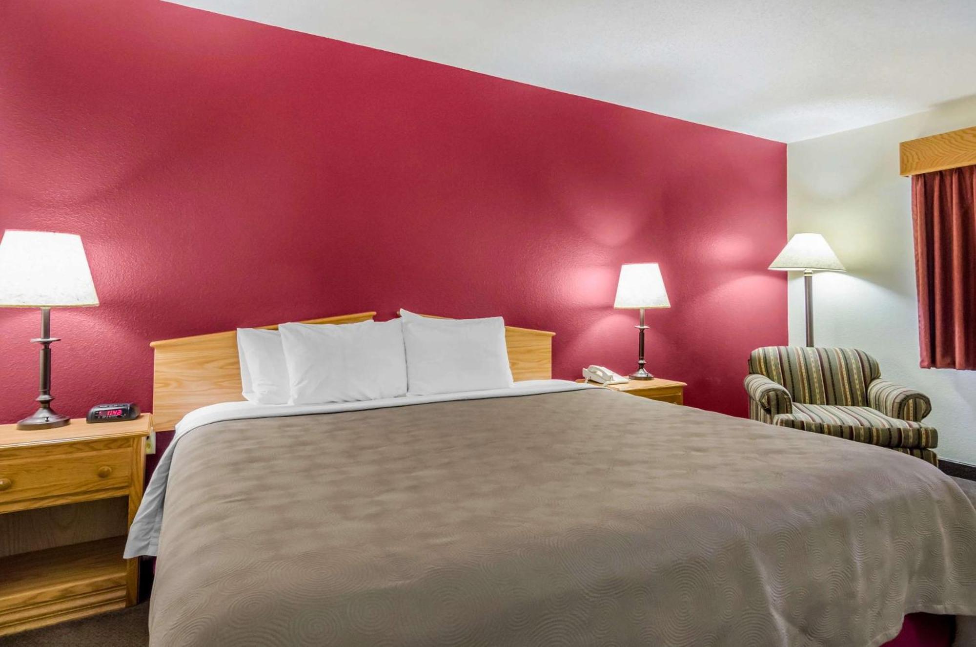 Rodeway Inn Hesston Bagian luar foto
