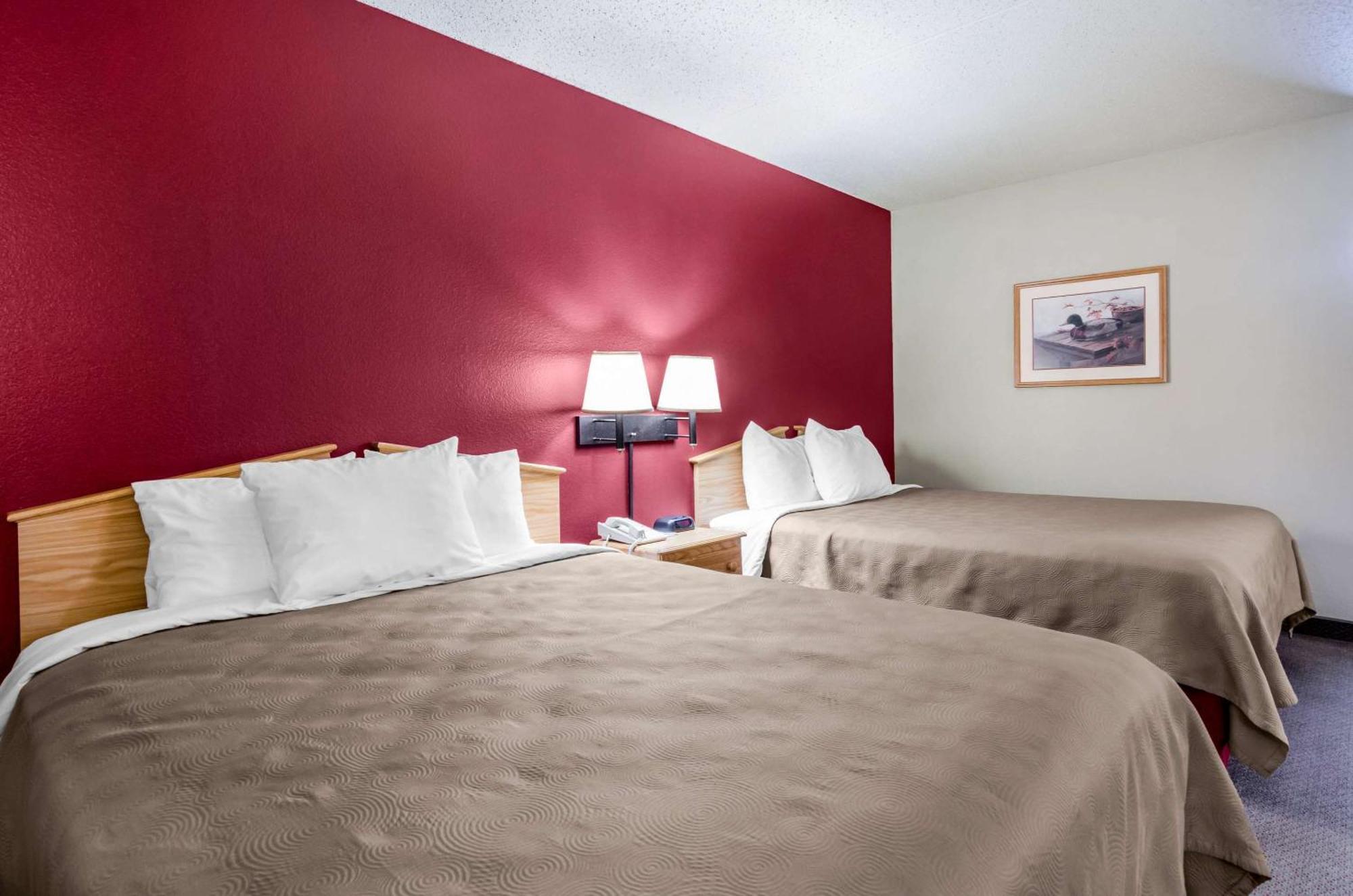 Rodeway Inn Hesston Bagian luar foto