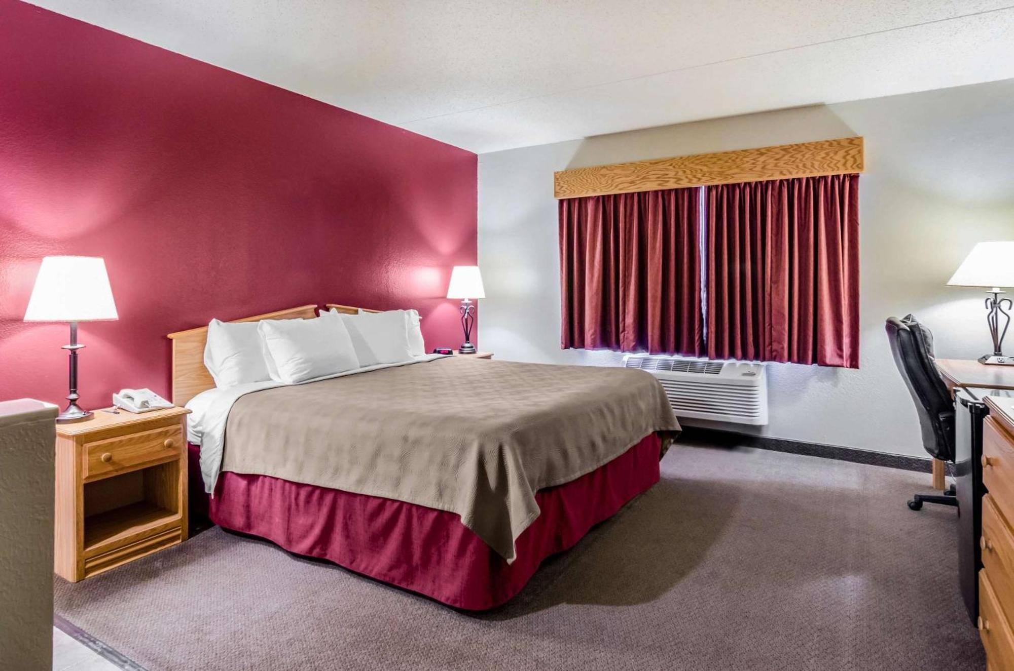 Rodeway Inn Hesston Bagian luar foto