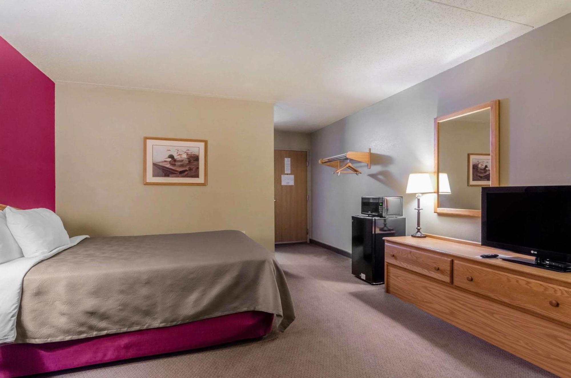 Rodeway Inn Hesston Bagian luar foto