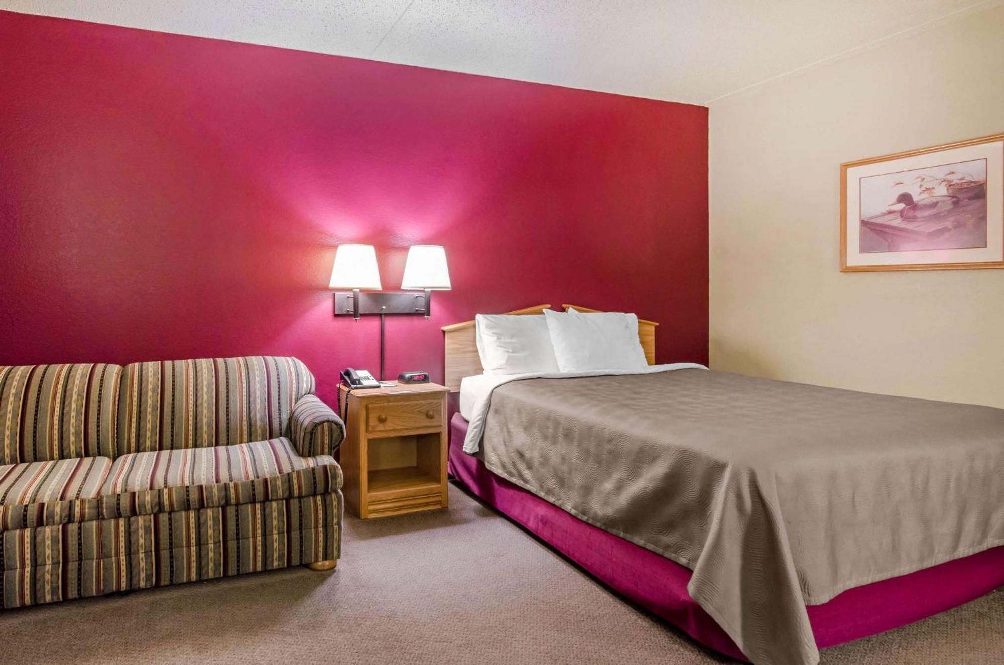 Rodeway Inn Hesston Bagian luar foto