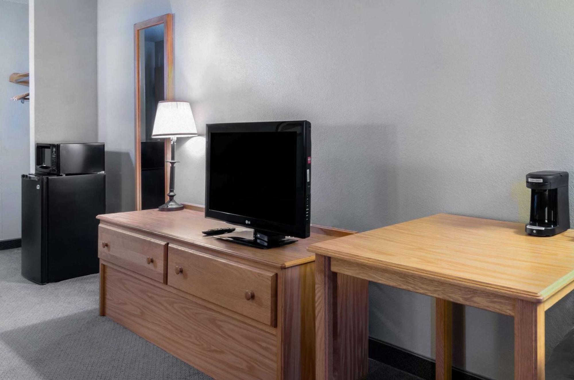 Rodeway Inn Hesston Bagian luar foto