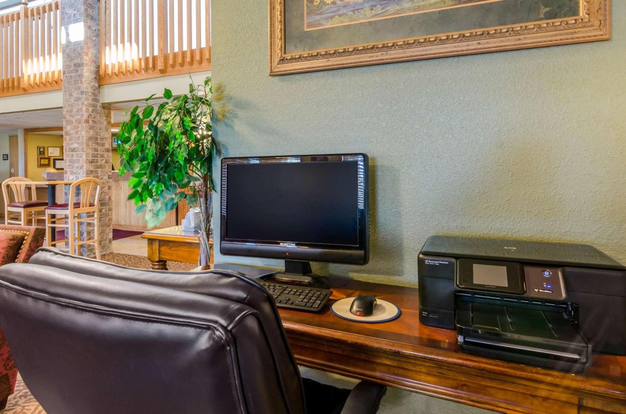 Rodeway Inn Hesston Bagian luar foto