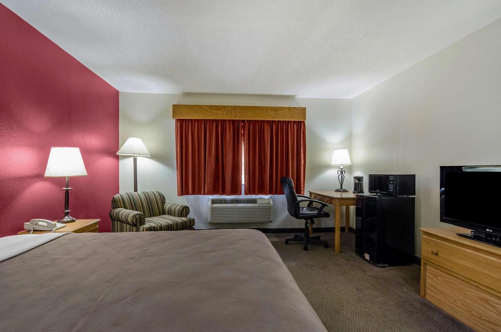 Rodeway Inn Hesston Bagian luar foto