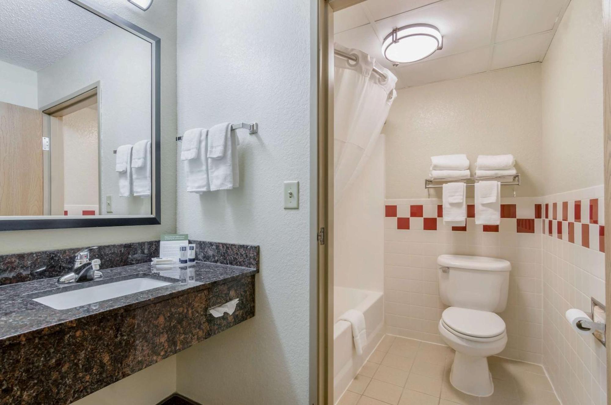 Rodeway Inn Hesston Bagian luar foto