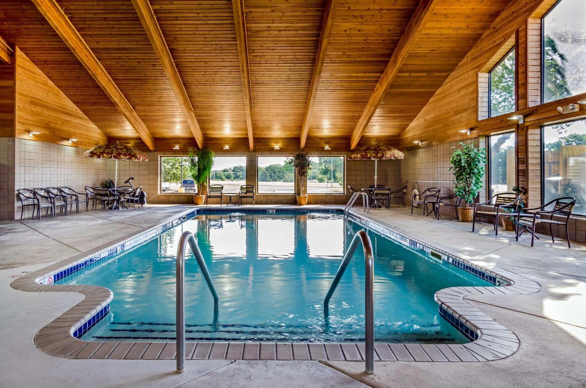Rodeway Inn Hesston Bagian luar foto