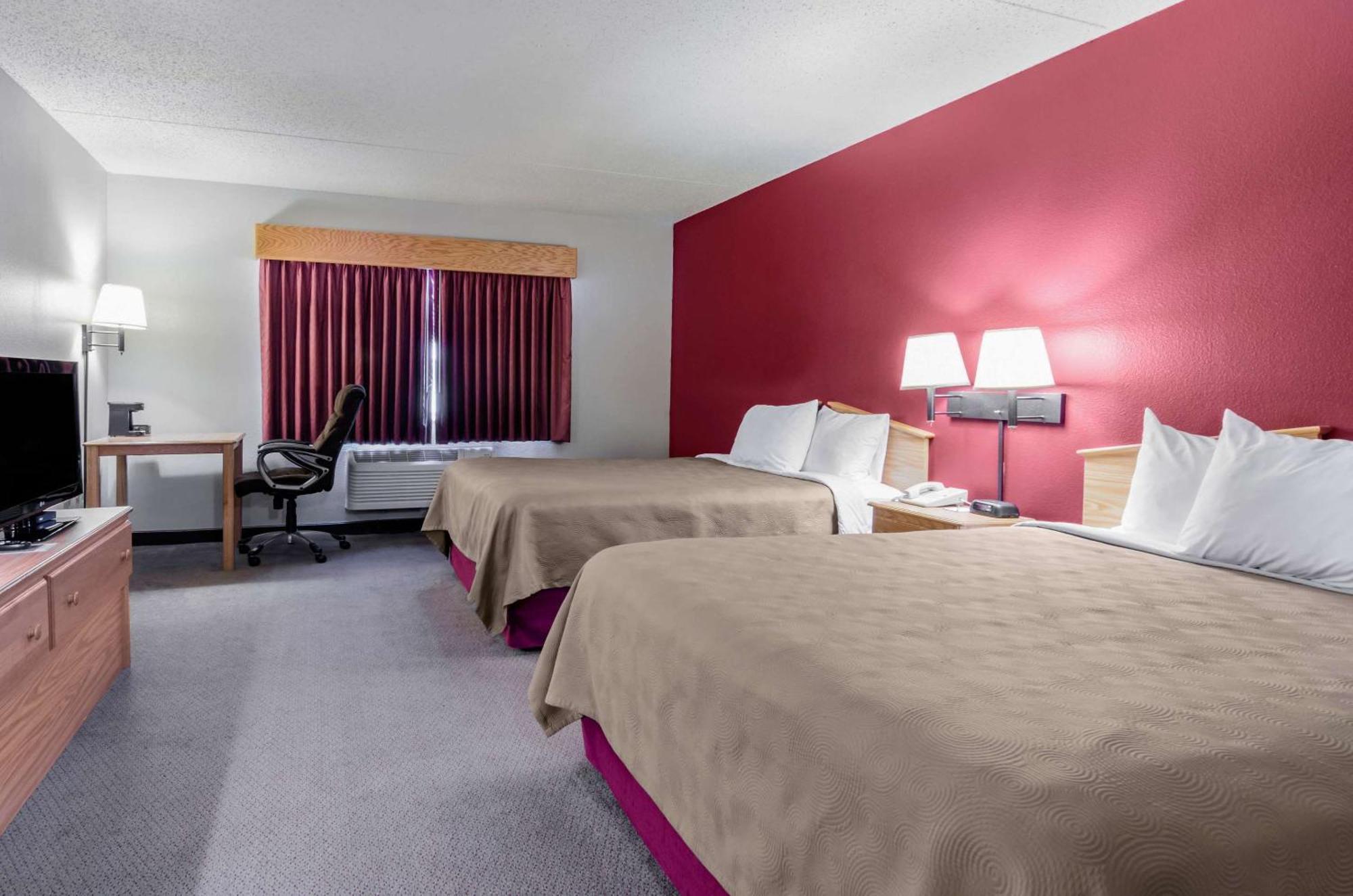 Rodeway Inn Hesston Bagian luar foto