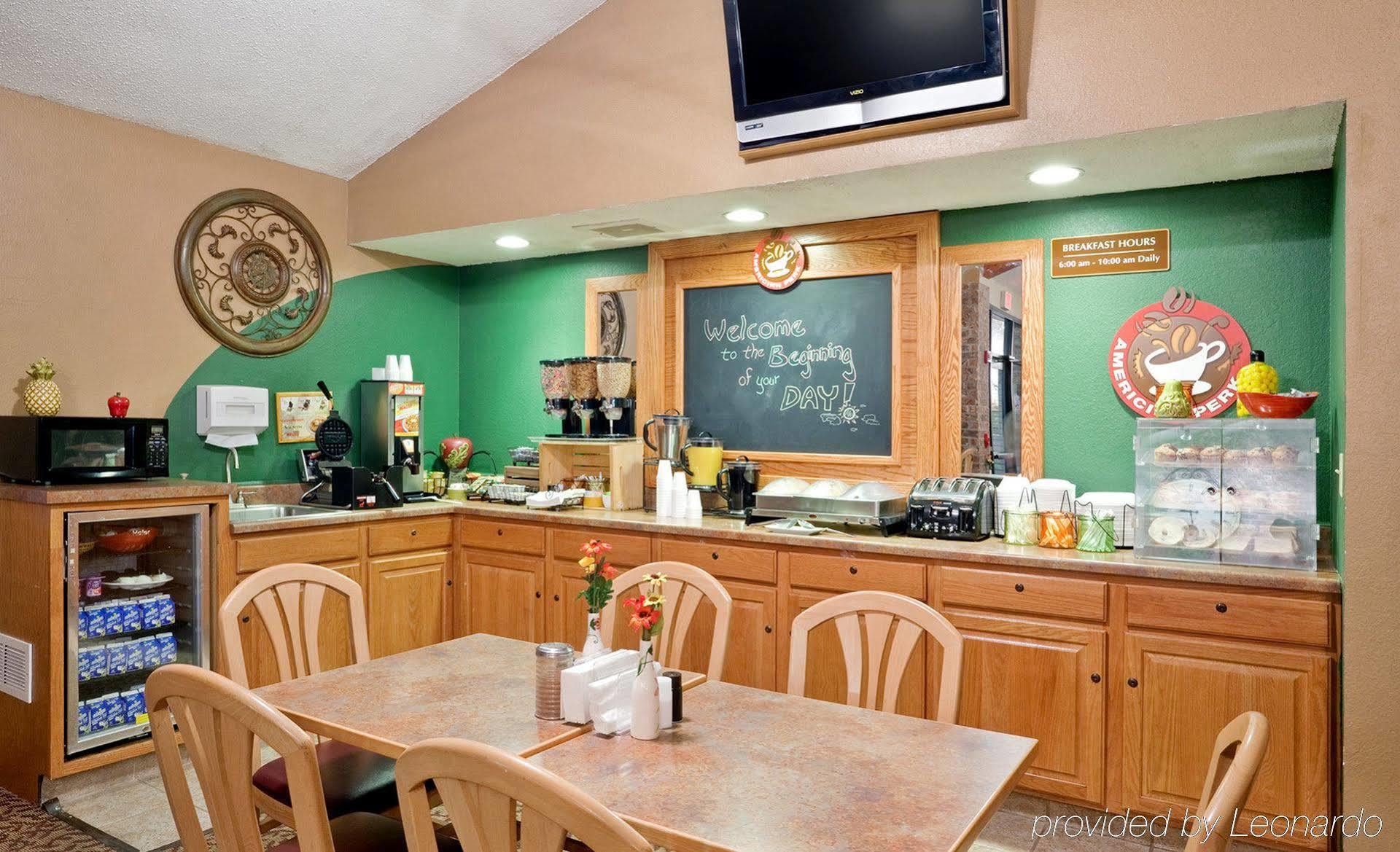 Rodeway Inn Hesston Bagian luar foto