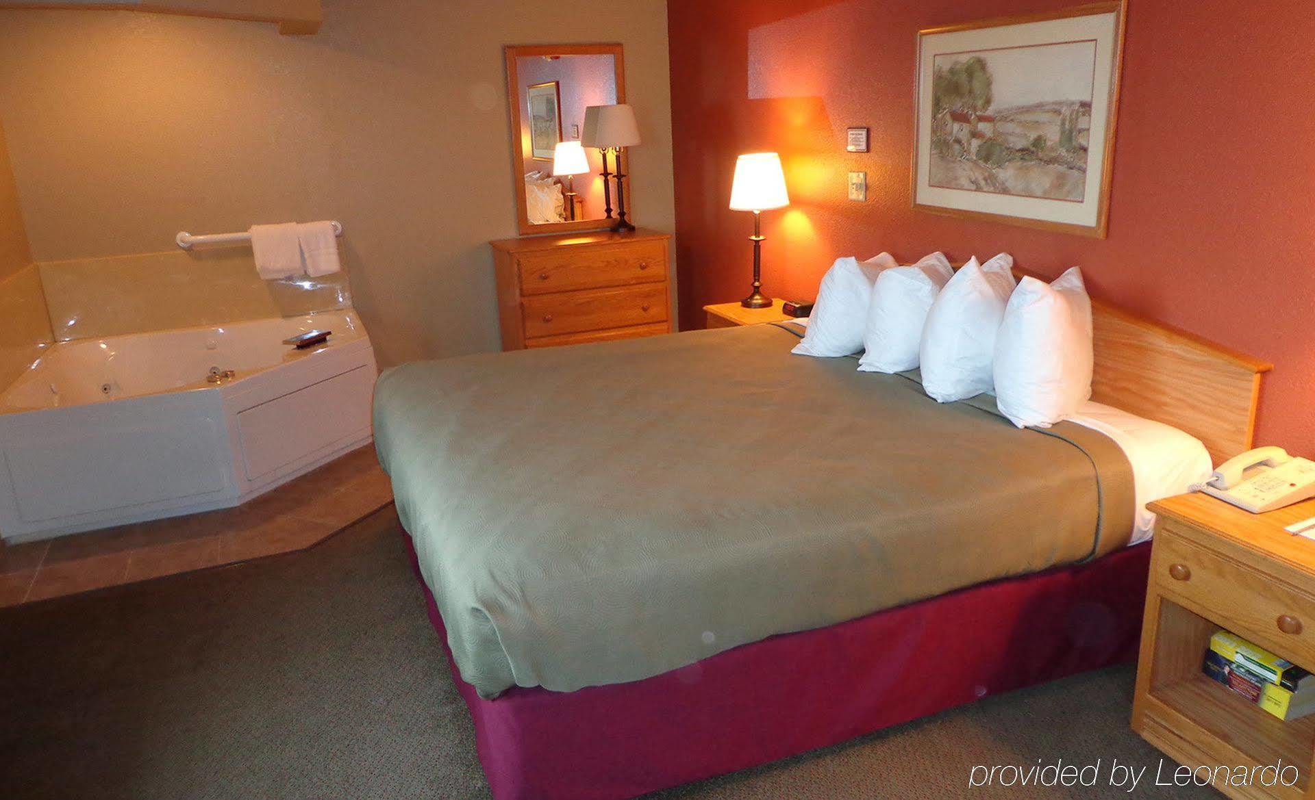 Rodeway Inn Hesston Bagian luar foto