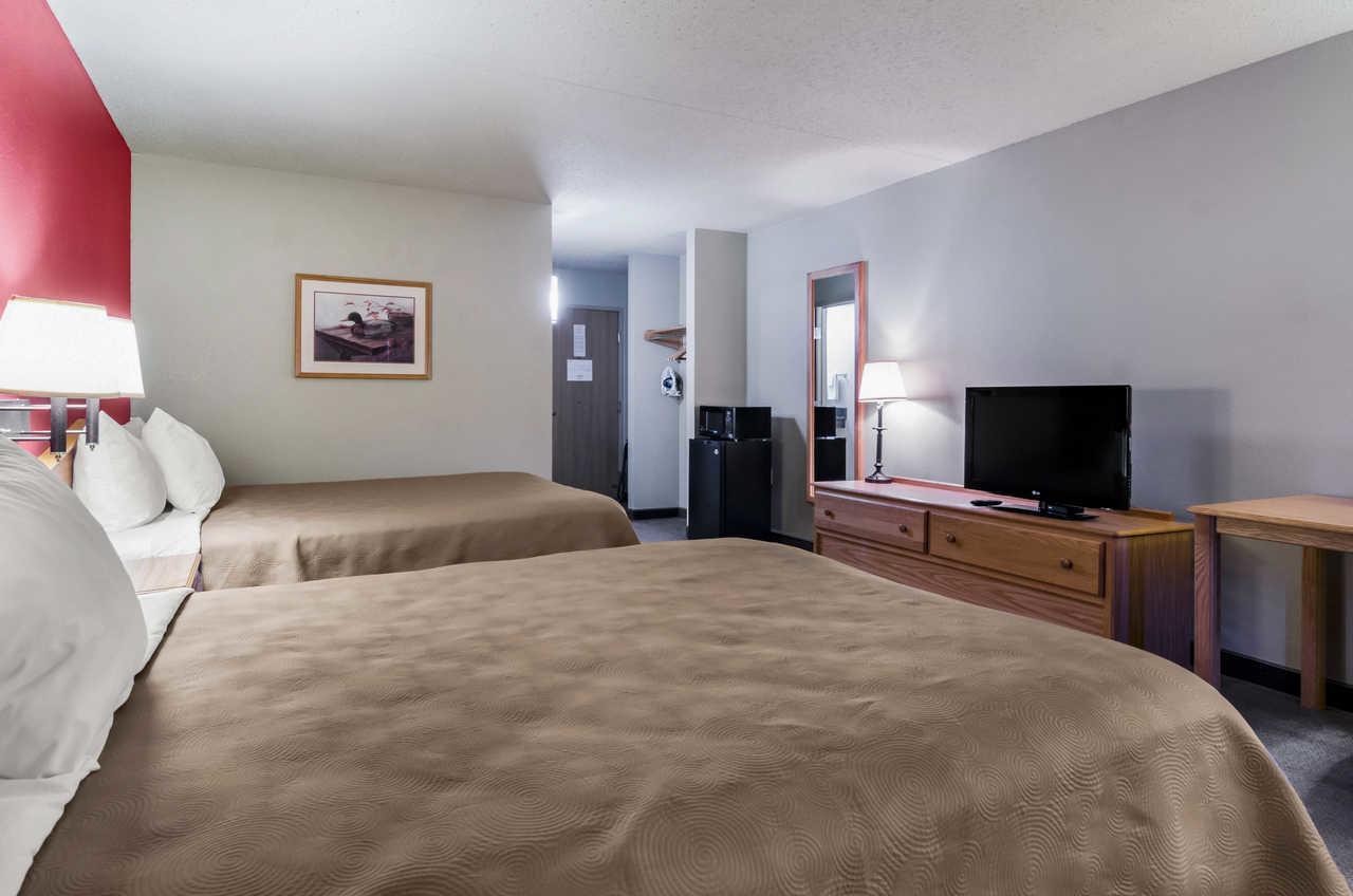 Rodeway Inn Hesston Bagian luar foto