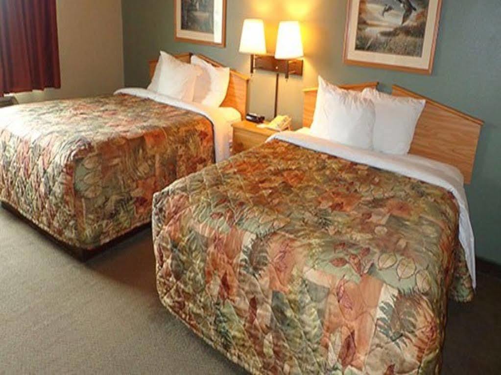 Rodeway Inn Hesston Bagian luar foto