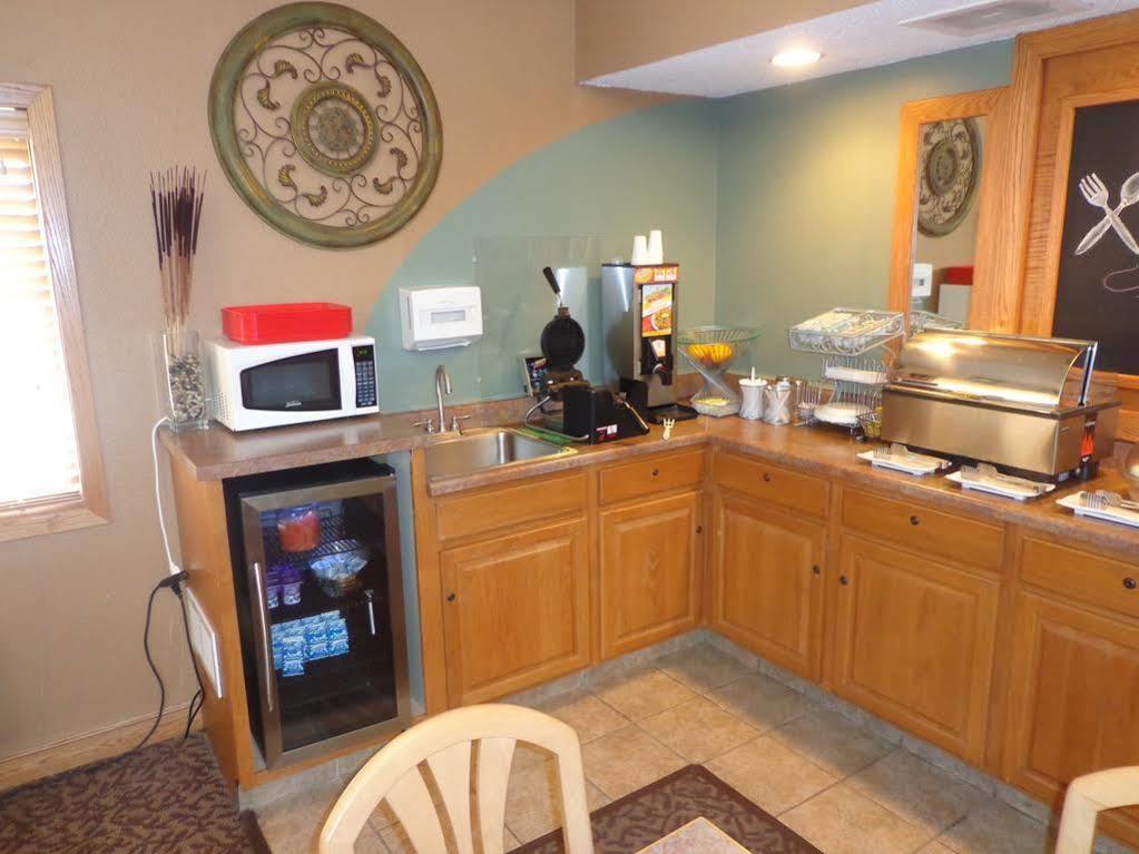 Rodeway Inn Hesston Bagian luar foto