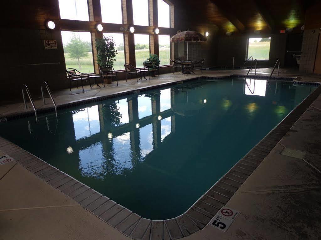 Rodeway Inn Hesston Bagian luar foto
