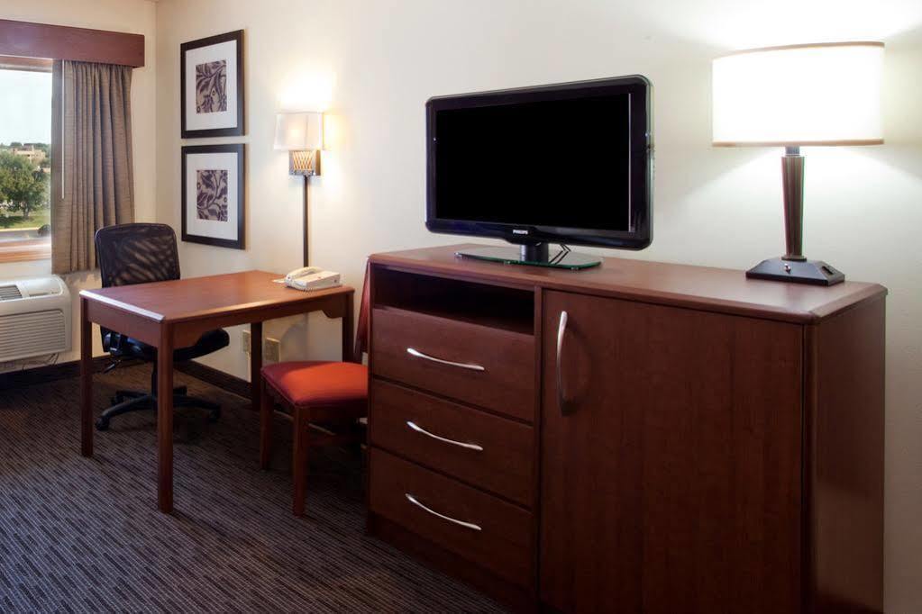 Rodeway Inn Hesston Bagian luar foto