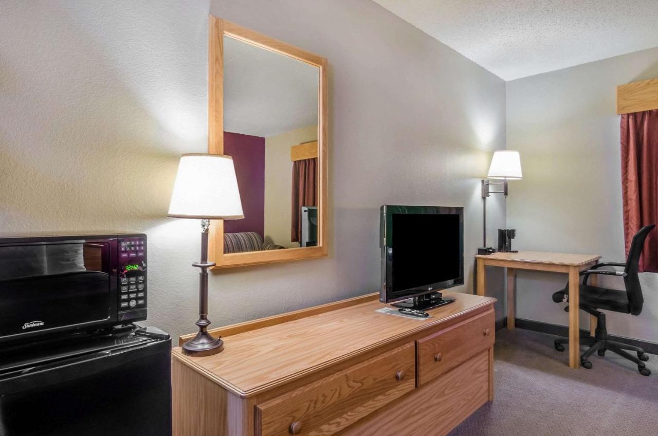 Rodeway Inn Hesston Bagian luar foto