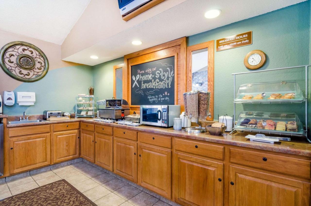 Rodeway Inn Hesston Bagian luar foto