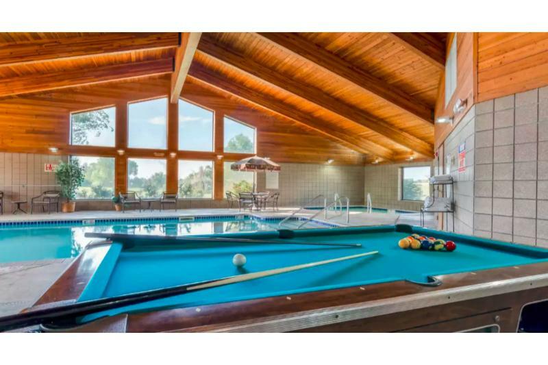 Rodeway Inn Hesston Bagian luar foto